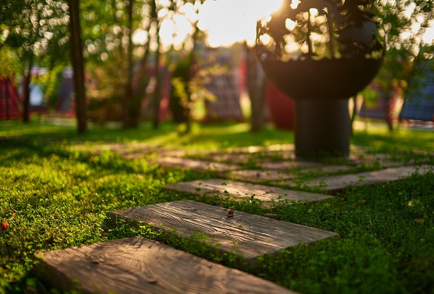 Много зелени на участке? Выбирайте нейтральную тротуарную плитку