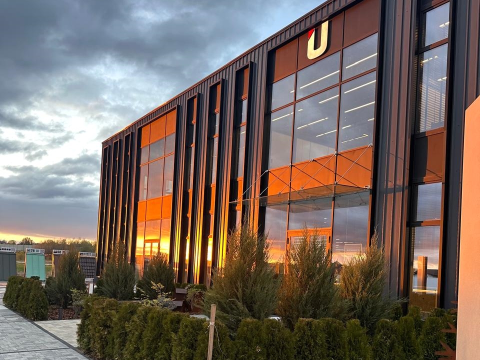 Особая эстетика выставки Loft Park в вечернее время Особая эстетика выставки Loft Park в вечернее время