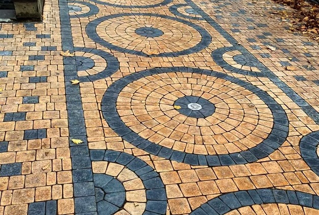 Симметрия в кладке тротуарной плитки