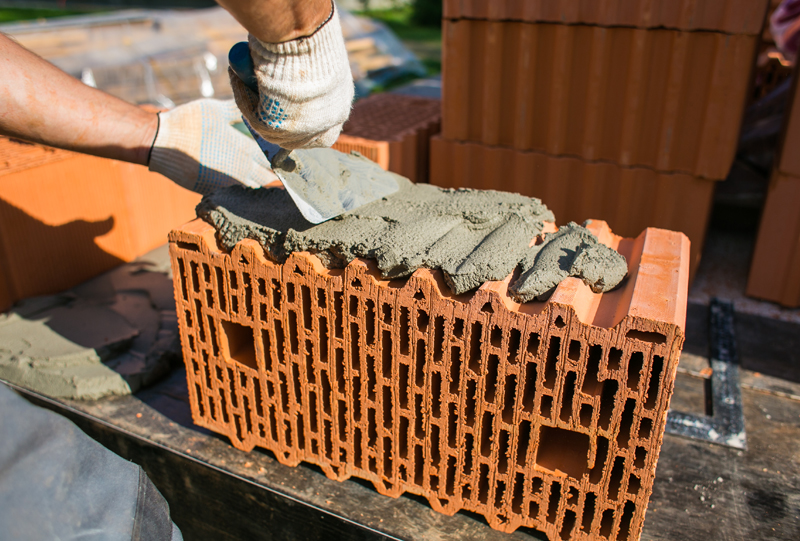 При покупке блоков дарим бесплатное обучение в «Школе каменщика» от Porotherm 