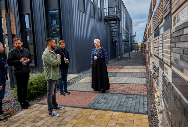 Образцы искусственного камня на выставке под открытым небом Образцы искусственного камня на выставке под открытым небом