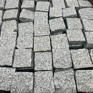 Брусчатка гранитная Мансуровское пилено-колотая 100х100х50 мм – купить в Москве