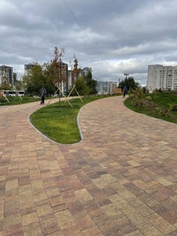 Тротуарная плитка Выбор Листопад гранит Старый город осень частичный прокрас 260/160/100х160х80 мм рис 3